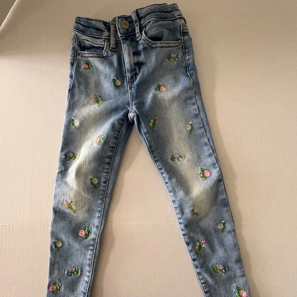 GAP Kids Begging Denim High Rise With Embroidered‎ Flowers - Size 6.